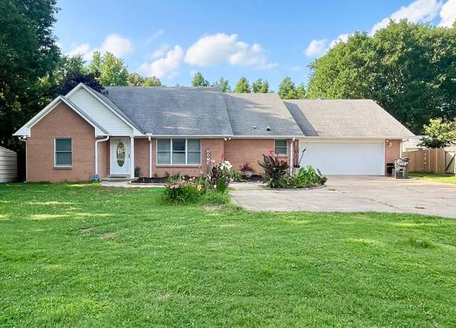 Property at 2303 Wood St, Jonesboro, AR 72401, 4 beds, 3 baths