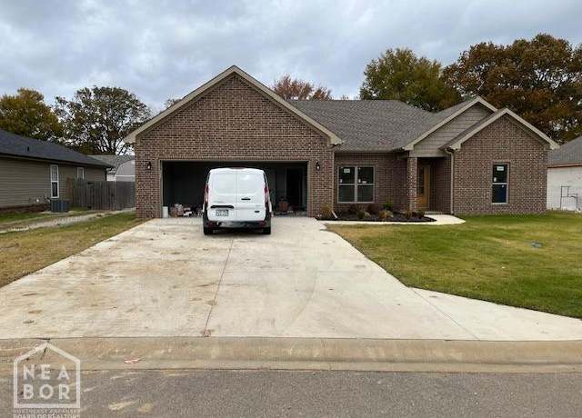 Property at 6048 Whitecliff Dr, Jonesboro, AR 72405, 3 beds, 2 baths