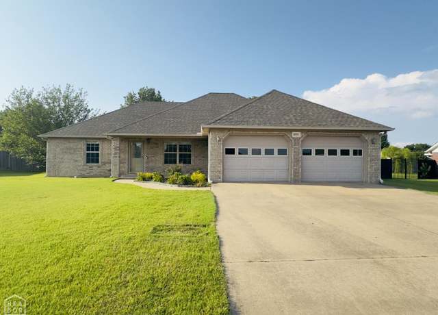 Property at 3001 Newcastle Dr, Paragould, AR 72450, 3 beds, 2.5 baths