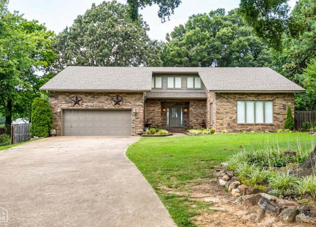 Property at 1505 Hillcrest Dr, Jonesboro, AR 72401, 4 beds, 4.5 baths