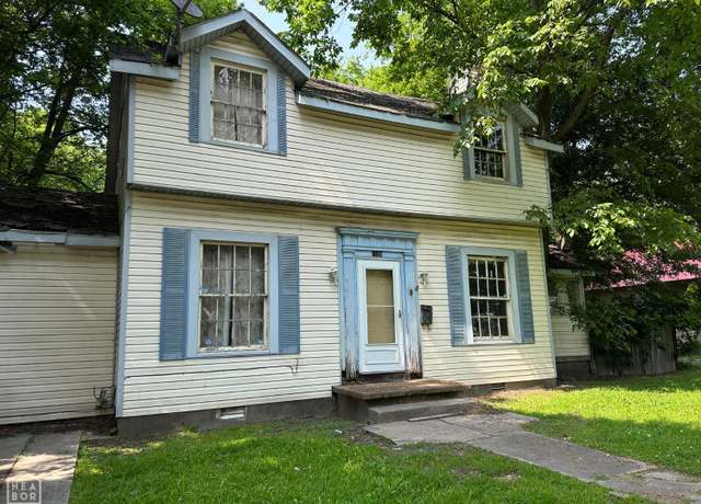 Property at 1028 W Walnut St, Blytheville, AR 72315, 4 beds, 2.5 baths