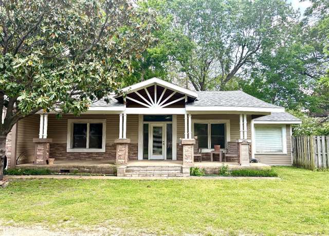 Property at 612 Nisbett St, Jonesboro, AR 72401, 3 beds, 2 baths
