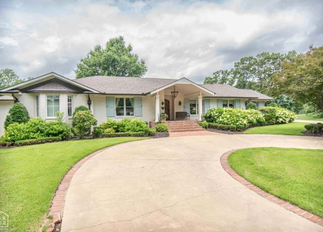 Property at 1105 Cardinal Rd, Jonesboro, AR 72401, 4 beds, 3.5 baths