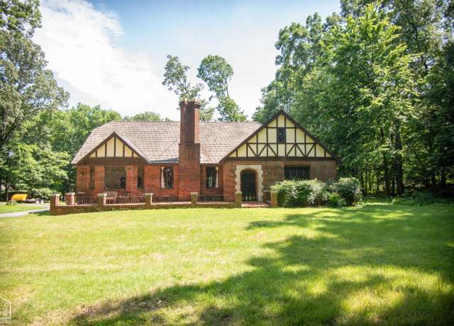 Property at 1315 E Nettleton Ave, Jonesboro, AR 72401, 4 beds, 2 baths