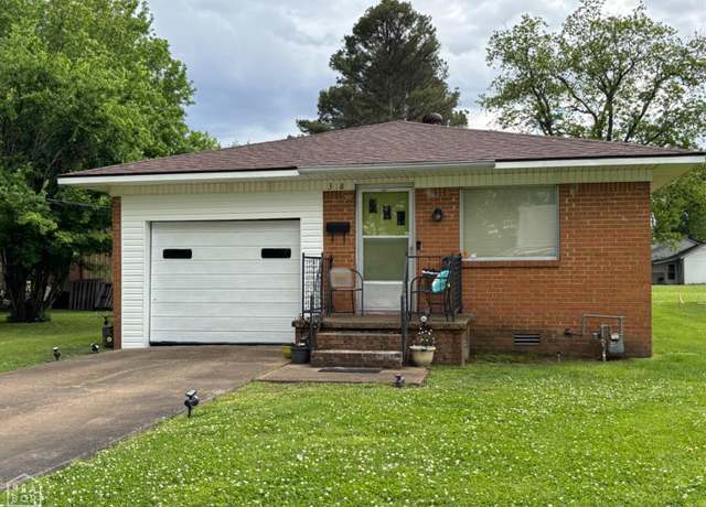 Property at 318 E Elm St E, Walnut Ridge, AR 72476, 2 beds, 1 bath