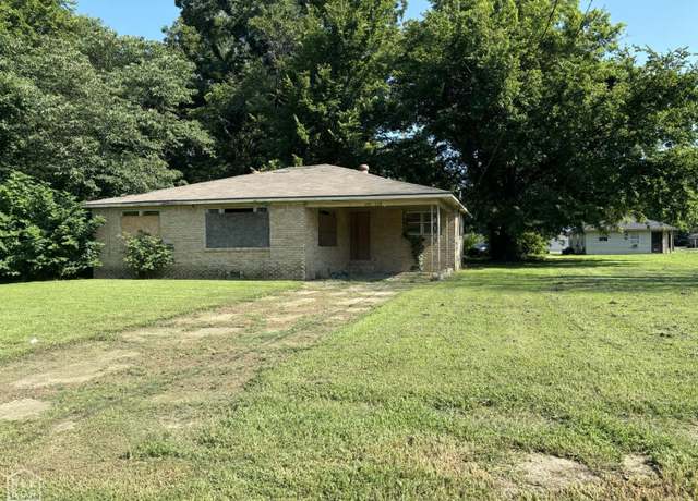 Property at 128 E Coleridge St, Blytheville, AR 72315, 3 beds, 1.5 baths