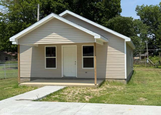 Property at 704 N Ozark St, Trumann, AR 72472, 3 beds, 1 bath