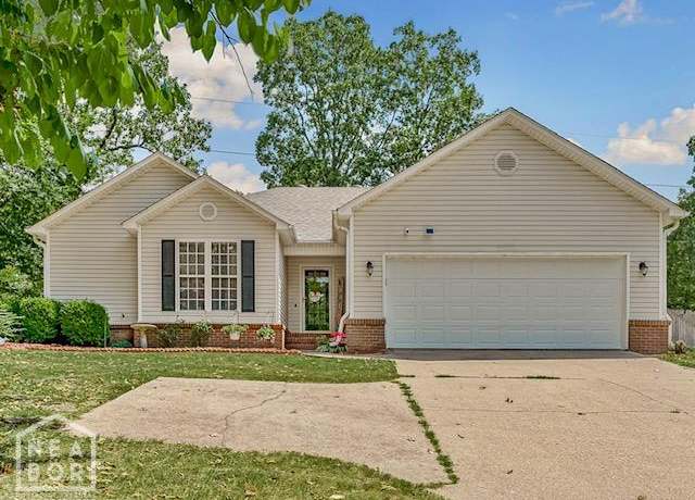Property at 1900 Oakwood Cir, Jonesboro, AR 72404, 3 beds, 2 baths