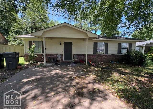 Property at 513 Meadowbrook St, Jonesboro, AR 72401, 3 beds, 2 baths