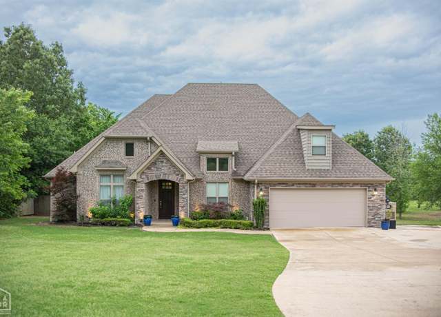 Property at 709 E Lawson Rd, Jonesboro, AR 72404, 5 beds, 3 baths