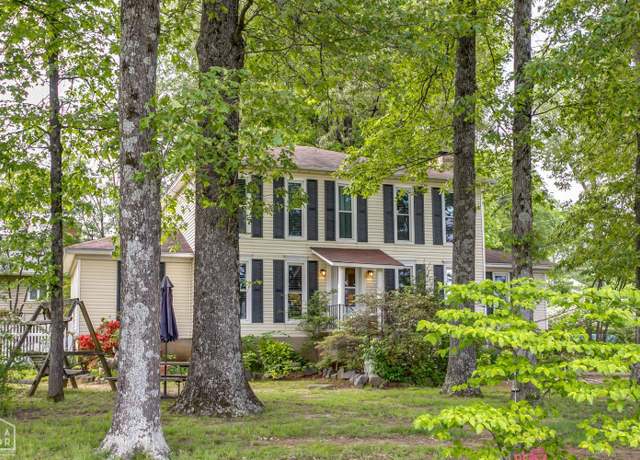 Property at 1904 Woodsprings Rd, Jonesboro, AR 72401, 4 beds, 3 baths