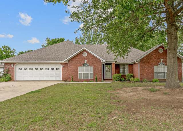 Property at 6902 Deerwood Dr, Paragould, AR 72450, 4 beds, 2 baths