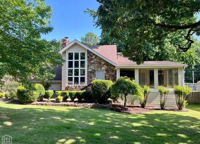 Property at 1804 Deerwood Dr, Jonesboro, AR 72404, 4 beds, 2 baths