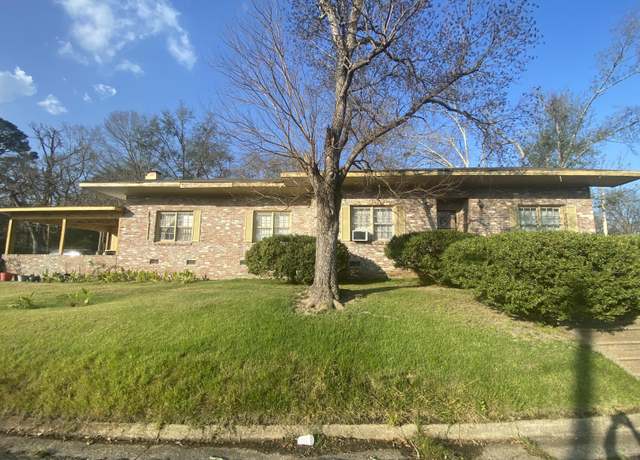 Property at 201 W Kingston St, Laurel, MS 39440, 4 beds, 2 baths