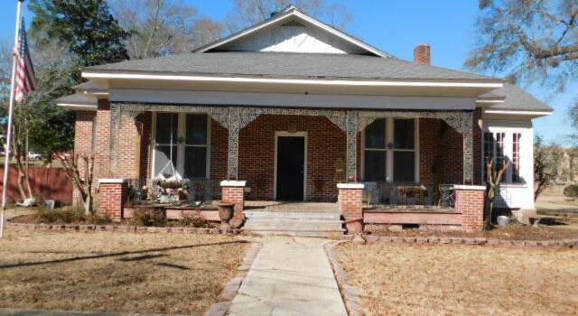 Photo of 401 S 2nd St, Collins, MS 39428