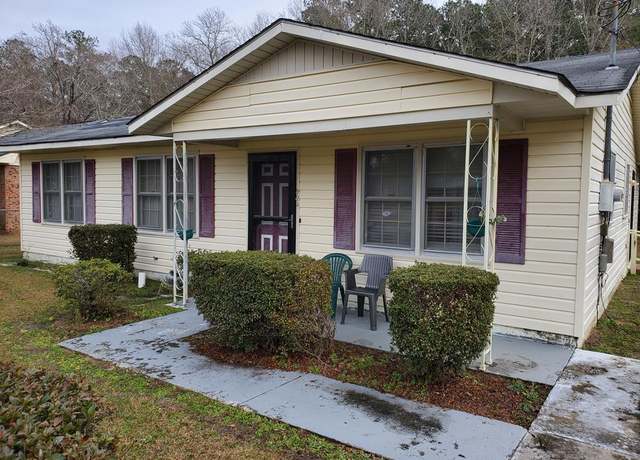 Property at 924 Berry St, Manning, SC 29102, 4 beds, 1.5 baths