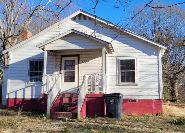Property at 204 Kelly St, Laurens, SC 29360, 3 beds, 1 bath