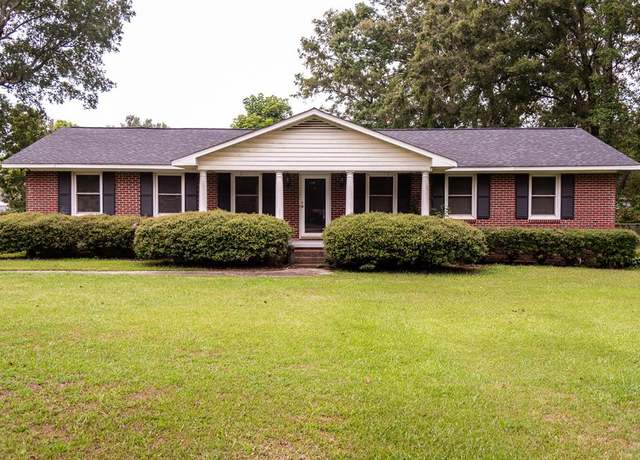 Property at 308 Augusta Cir, Greenwood, SC 29646, 3 beds, 2 baths