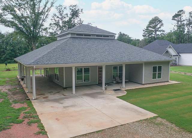 Property at 807 Fairforest Dr, Greenwood, SC 29649, 2 beds, 2.5 baths