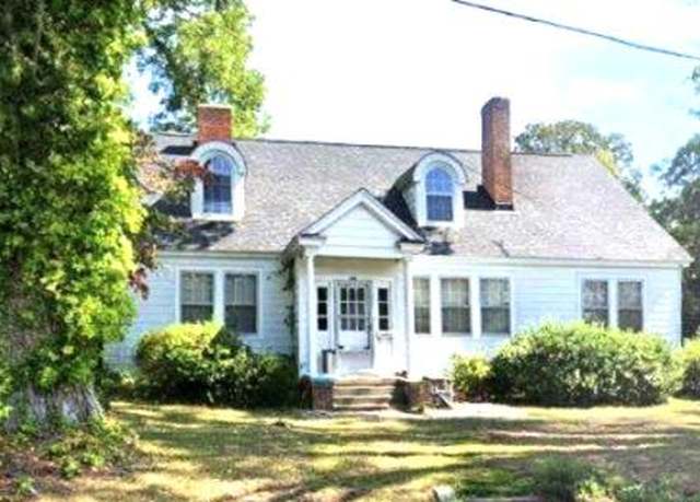 Property at 943 Marshall St, Greenwood, SC 29649, 5 beds, 2 baths