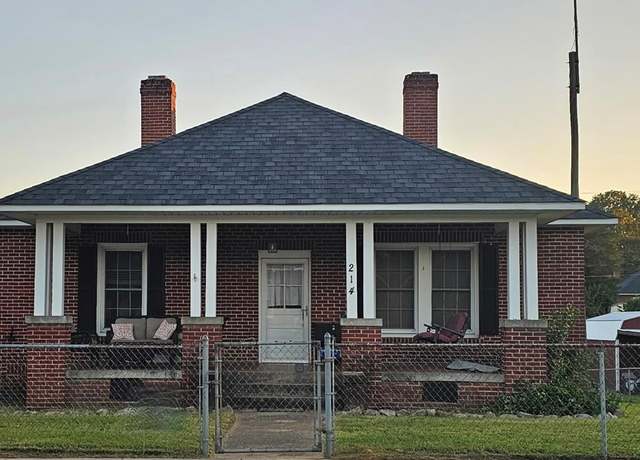 Property at 214 Lowell St, Ninety Six, SC 29666, 3 beds, 1 bath