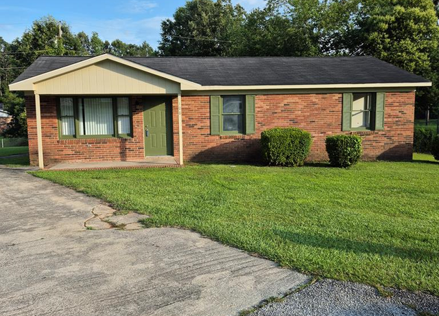 Property at 108 Woodlock Ln, Greenwood, SC 29649, 3 beds, 1.5 baths