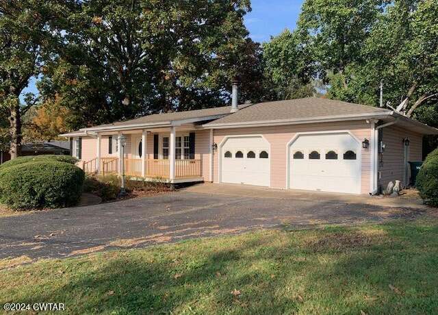 Property at 245 Hillcrest Dr, Huntingdon, TN 38344, 3 beds, 2 baths