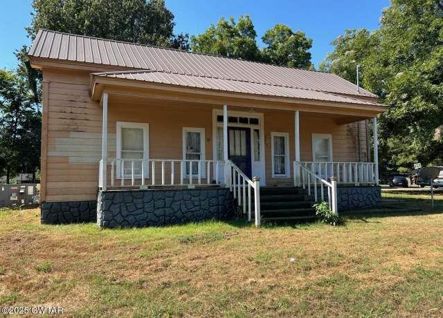 Property at 67 E Main St, Dyersburg, TN 38024, 3 beds, 1 bath
