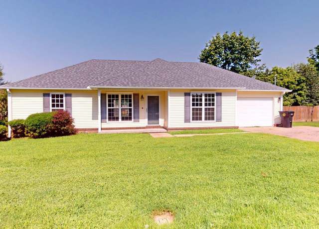 Property at 983 Sir James Ave, Dyersburg, TN 38024, 3 beds, 2 baths