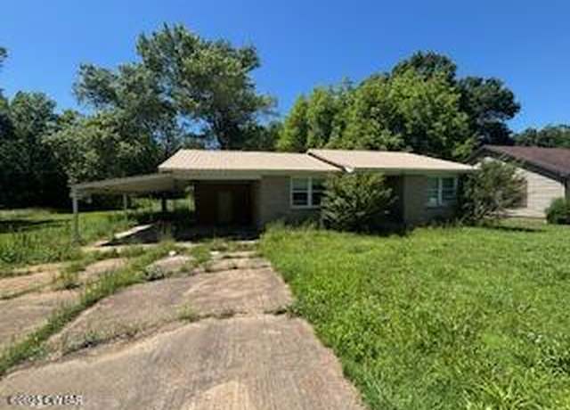 Property at 161 Halliburton St, Trenton, TN 38382, 2 beds, 2.5 baths