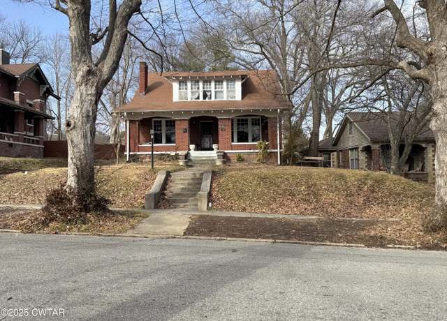 Property at 218 Oak St, Dyersburg, TN 38024, 5 beds, 2 baths