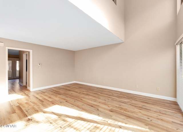 Property at 1104 North Parkway Pkwy, Jackson, TN 38305, 2 beds, 1.5 baths