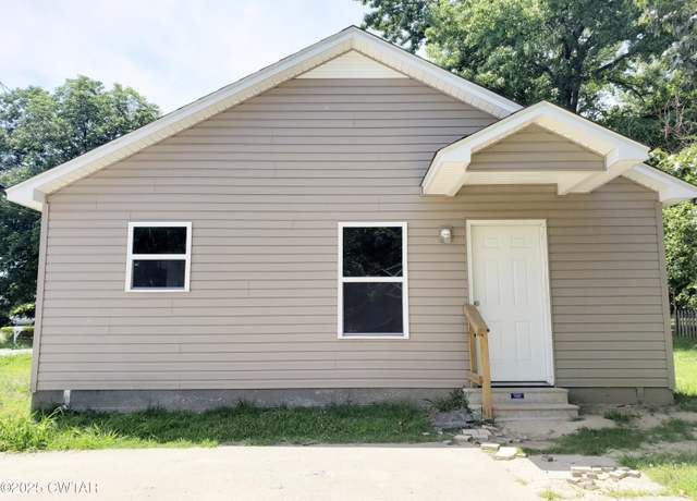 Property at 850 Cherry St, Dyersburg, TN 38024, 3 beds, 2 baths
