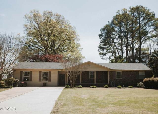 Property at 2113 Randall Rd, Dyersburg, TN 38024, 3 beds, 2 baths