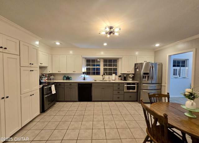 Property at 2 Ayers Dr, Jackson, TN 38301, 3 beds, 2 baths
