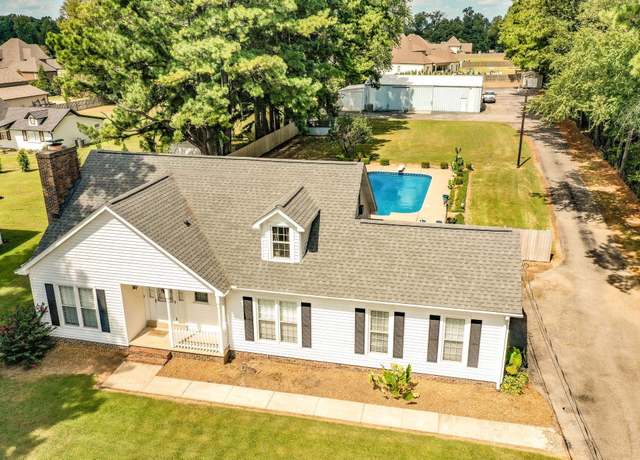 Property at 975 Ashport Rd, Jackson, TN 38305, 3 beds, 2 baths