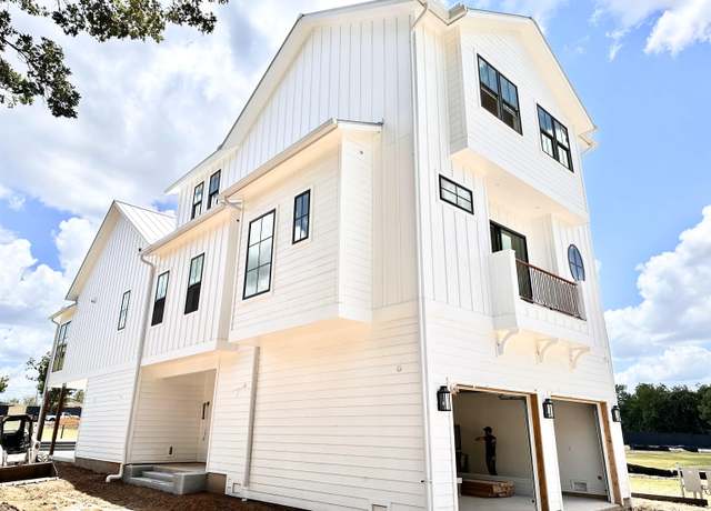 Property at 508 Lake St, Kingsland, TX 78639, 5 beds, 4.5 baths