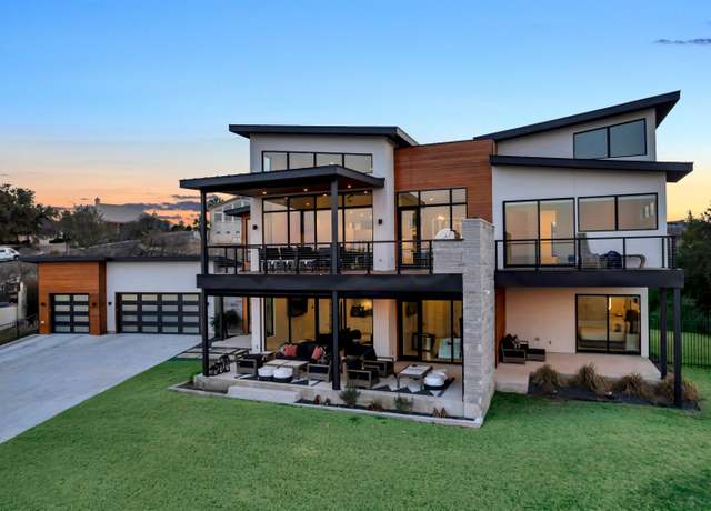 Property at 207 Kites Ct, Horseshoe Bay, TX 78657, 4 beds, 4.5 baths