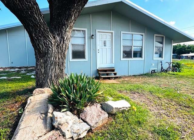Property at 207 E Navarro St, Llano, TX 78643, 3 beds, 2 baths