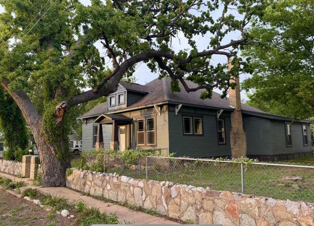 Property at 701 S Vandeveer St, Burnet, TX 78611, 3 beds, 2.5 baths