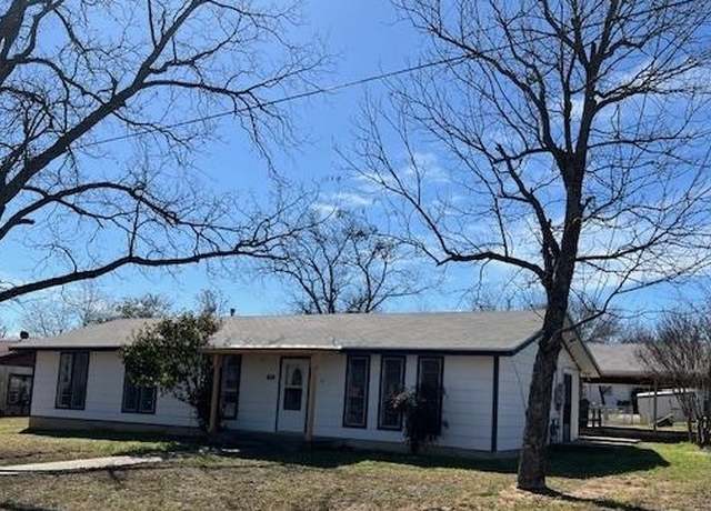 Property at 900 E Wallace St, Llano, TX 78643, 3 beds, 2 baths