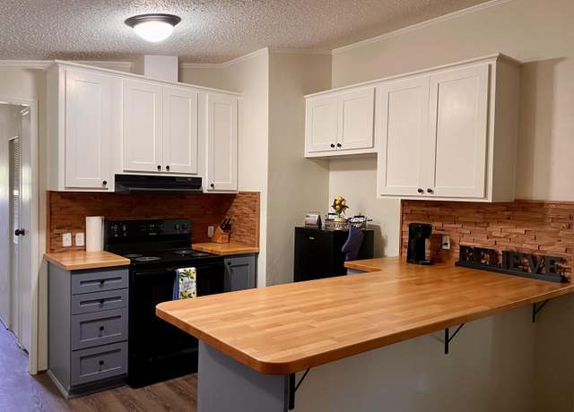 Property at 1709 Flag St, Llano, TX 78643, 3 beds, 3 baths