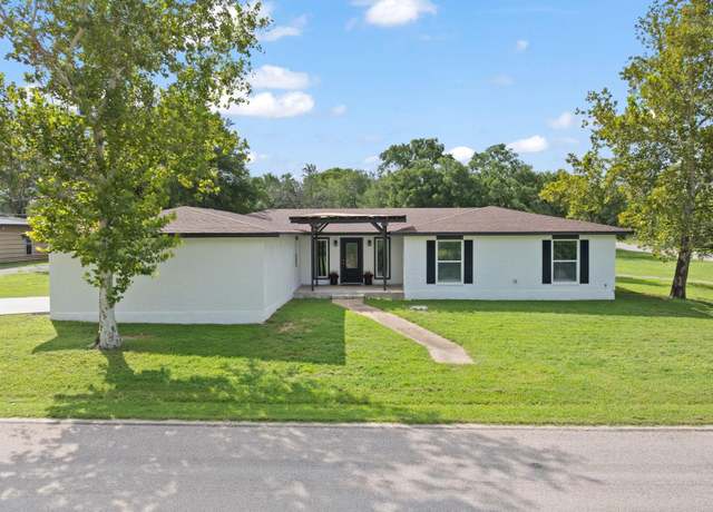 Property at 2701 Park Dr, Marble Falls, TX 78654, 3 beds, 3 baths