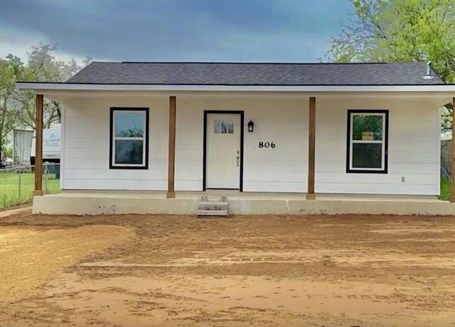 Property at 806 E Brown St, Llano, TX 78643, 3 beds, 2 baths