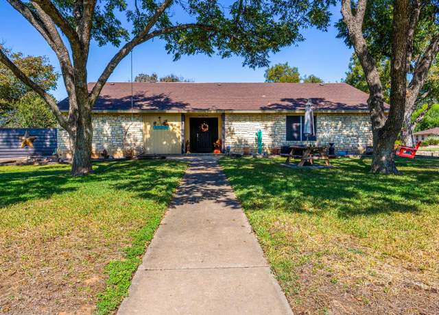 Property at 252 Meadowlakes Dr, Meadowlakes, TX 78654, 3 beds, 2 baths