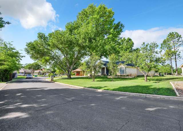 Property at 118 Broadmoor St, Meadowlakes, TX 78654, 3 beds, 2 baths