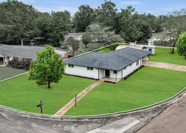 Property at 215 Southview Dr, Henderson, TX 75654, 3 beds, 2 baths