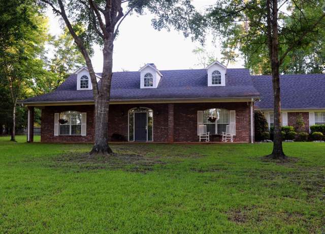 Property at 136 Pine Island Dr, Marshall, TX 75672, 3 beds, 2 baths
