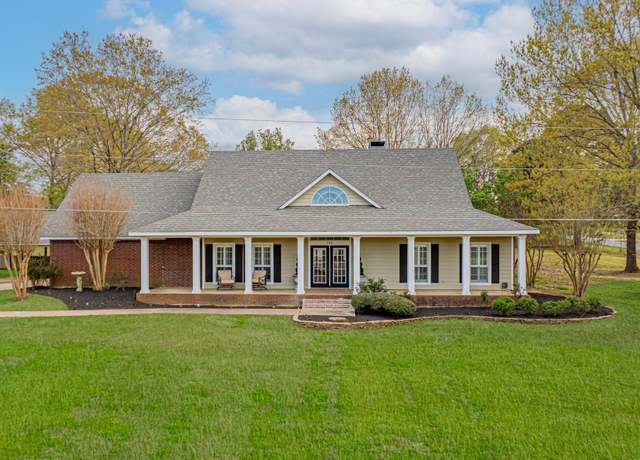 Property at 102 Morning Glory Ln, Longview, TX 75605, 3 beds, 2.5 baths