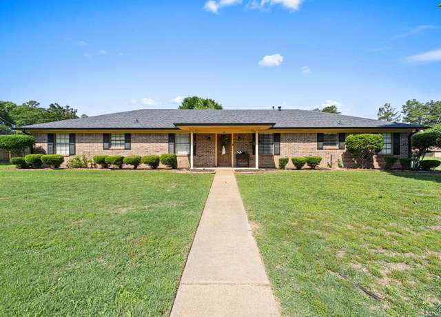 Property at 611 Pinewood Dr, Marshall, TX 75672, 3 beds, 2 baths